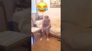 Lustige Oma macht Bottle Flip 😂😂