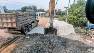320d Shoveling sand into a truck at 10 o'clock at night to pave the road.