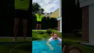 Он постелил на бассейн искусственную траву!! (ПРАНК 🤣🤣)