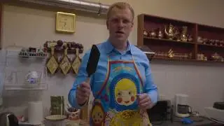 Мэр города Даугавпилс Andreis Elksniņ&scaron; жарить блины.