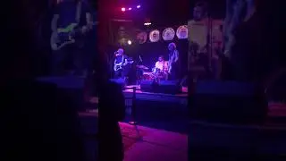 Des&iacute;r debut- DRAG YR FEET.