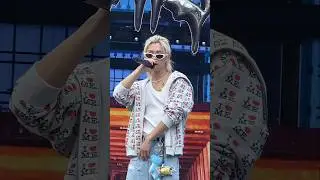 Felix at soundcheck hitting different - pure relaxed perfection 🩷😻 #felix #skz #shorts #viral