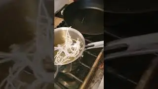 Deep frying vermicelli rice noodles