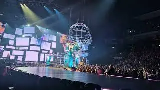 Uber Arena Berlin Germany 21.10.25 Katy Perry (Woman`s World/California Gurls) LIVE