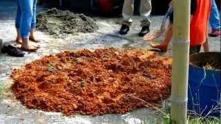 Learning to make natural clay plaster in Colombia, South America