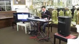 Dennis Tegeder am Tyros5 Keyboard