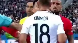 Fussball Zweikampf Vidal vs Kimmich Crazy
