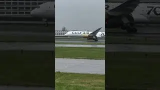 B787 nearly suffers an engine pod strike while landing #aviation #b787 #crosswindlanding #gulfair