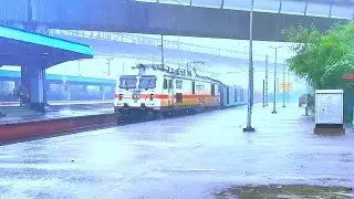 Heavy rain 🌧️ beautiful train departure at Anand vihar terminal