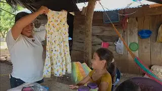 Keyli Muy Feliz Por su Ropita que le Mandaron en la Caja