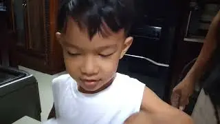 Nag pa turo mag chopsticks ang bata