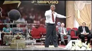 Pr. Samuel Bezerra cantando 
