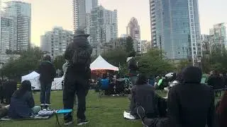 chanting「光復香港，時代革命！」and「香港人，加油！」