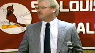 Bob Horner signs with the Cardinals 1987