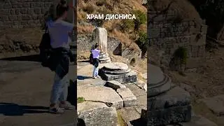 Мраморная платформа храма Диониса с колоннами в Пергаме