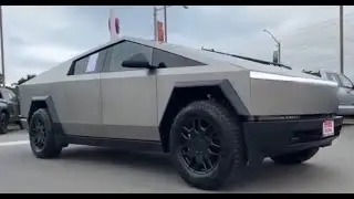 Tesla Cyber ​​Truck 2024 в отделке из нержавеющей стали с салоном тактического серого цвета.
