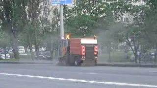 BUCHER CityCat 2020 в руках обезьяны