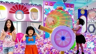 Gunting Rambut, Mandi Bola, Main Perosotan dan Main Mainan Pasir di Playground