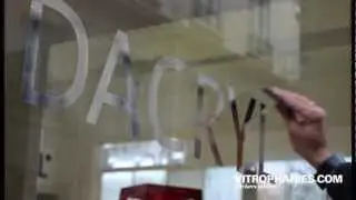 Vitrophanies.com : Pose d'un adh&eacute;sif sur une vitrine