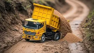 RC Dump Truck Hino 500 Tronton membawa muatan pasir berlebih namun salah jalur