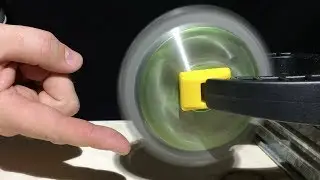 Опасная игрушка против пальца