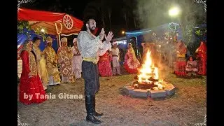GIL MENICK CANTA À SANTA SARAH KALI