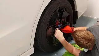Wrapping Honda wheels with Avery Gloss Black Vinyl wrap.