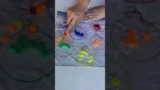 Holiday sensory bags! #holidayactivity #montessori #fun #motherhood #kidsactivityideas