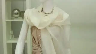Accessorizing a Dress With a Shawl : Fashion & Style Tips