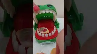 #asmr angry crocodile eating yupi gummy pizza #satisfying #shorts