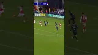 GABRIEL JESUS HITS THE CROSSBAR!