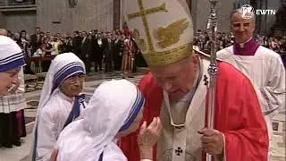 San Juan Pablo II saluda y bendice a Santa Teresa de Calcuta en la Bas&iacute;lica de San Pedro