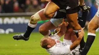 Lomu runs over Neil Back