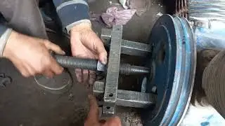 Pulley kaise nikale? Bina mahenat #service #aircompressor #sales #repair #delhi #elgi #piston