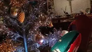 Cats, metal tree, X-mas color wheel 