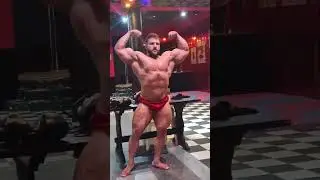 Bearded muscle bull Kevin Retir&oacute; posing