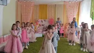 Вальс Випускників Озвучка Ніночка Козій сл.О.Поварчук муз.І Шамо ( Квітка Цісик Місто спить)