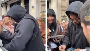 ATENDİENDO A FANS AFORTUNADAS EN LA PUERTA DEL HOTEL EN MADRİD 