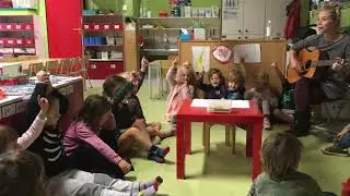 De praatronde in Freinetschool De Steltloper