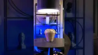 Zonă de luat masa modernă | Mese rotunde și iluminat artistic KARE