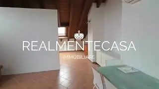 Monolocale di 70 mq con cucina separata e bagno.