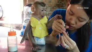 Donal Worry And Talk To Mom When Mom Cleaning His Nails