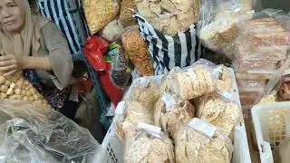 Beli oleh-oleh aneka kripik di pasar relokasi Godean #pasartradisional#pasar#godean#yogyakarta