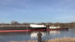 900-Tonnen-Tankschiff aus Tschechien passiert Elbe in Sachsen-Anhalt
