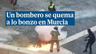 Un bombero de Murcia se quema a lo bonzo en plena calle y es salvado por la Polic&iacute;a Local