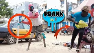 Prank# un fou avec un gourdin à la main regardez la réaction des inconnus 😂😂