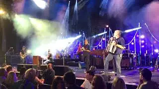 Counting Crows forgets the second verse to A Long December (Recovers thanks to Rob Thomas)
