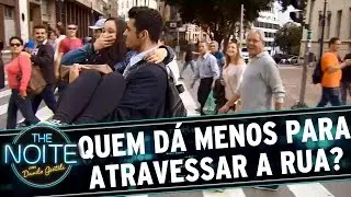 The Noite (18/09/15) - Quem D&aacute; Menos?: R$ 5 para atravessar uma menina no colo