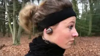 Fitgirl Hannelore test draadloze oordoppen PKParis K'asq hardlopend &eacute;n headbangend