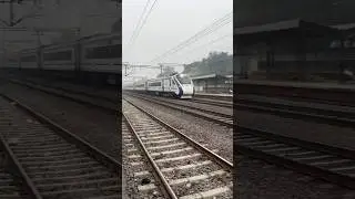 Vande Bharat Express #shorts  #trains #railway #railwaystation  #TrainVideos #indianrailways
